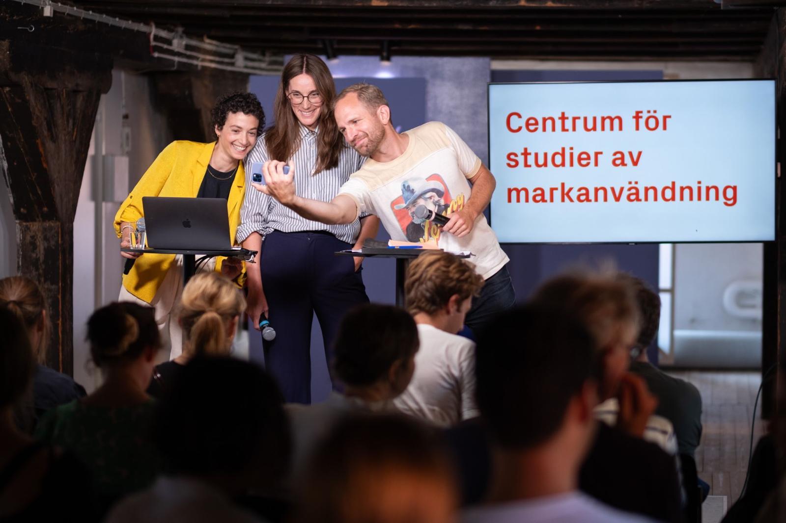 CSAM founders on stage in front of a screen reading Centrum för studier av markanvändning